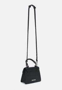 Borsa a tracolla nera con una forma triangolare strutturata, texture simile alla pelle e una tracolla rimovibile. Presenta una placca con logo metallico sul davanti.