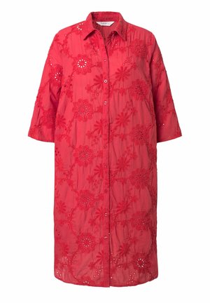Robe chemise rouge brodée avec des motifs floraux, manches 3/4, fermeture à boutons sur le devant et col à finition texturée.