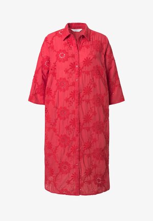 Rød broderet skjortekjole med blomsterprint, 3/4 længde ærmer, knaplukning foran og krave med struktureret overflade.