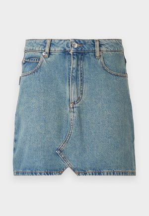 Lysblå denimnederdel med rå kant og skrå lomme foran, prydet med kontraststing og en enkelt knaplukning ved taljen.