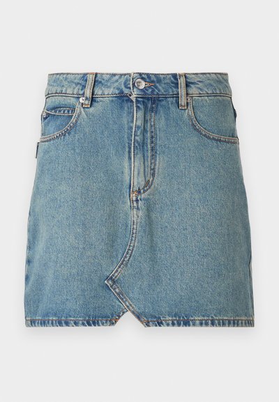 Džínová sukně ve světle modré barvě, s hrubým lemem a předními šikmými kapsami, s kontrastním šitím a jediným knoflíkem na zapínání v pase.