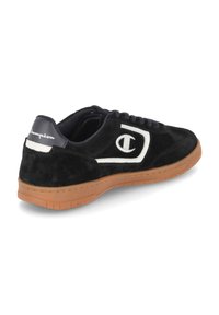 Sneakers negre din suede cu detalii albe ale logo-ului, talpă din cauciuc de tip gumă și limbă căptușită. Prezintă un design cu șireturi și toc căptușit pentru confort.