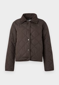 Chaqueta acolchada de color marrón oscuro con costuras en forma de diamante, de manga larga, con cuello de pana y cierre frontal de botones a presión, mostrada sobre un fondo blanco.