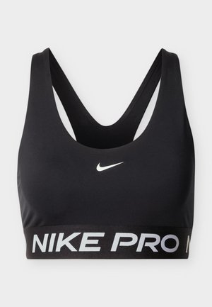 Čierna športová podprsenka Nike Pro s bielym logom swoosh uprostred vpredu a nápisom "NIKE PRO" na elastickej páske v spodnej časti.