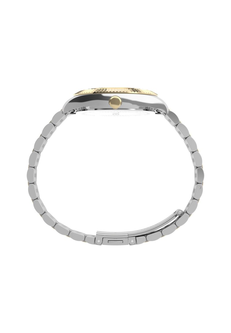Sølv ur med en poleret metalrem, guldfarvet bezel og tekstureret krone. Det slanke, runde urskive viser et minimalistisk design.