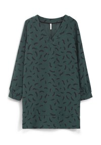Robe à manches longues vert foncé avec motif abstrait de coups de pinceau noirs et col en V sur fond blanc.