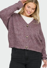 Strickpullover in einem tiefen Mauve-Ton, mit V-Ausschnitt, langen Ärmeln und drei vorderen Knöpfen. Der Stoff hat eine weiche, strukturierte Oberfläche.
