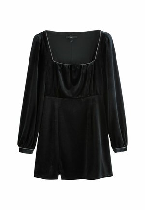 Rochie din catifea neagră cu mâneci lungi tip puff, decolteu pătrat și detalii gather la bust. Prezintă un tiv argintiu subtil de-a lungul decolteului.