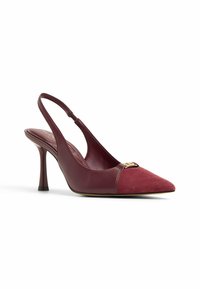 Burgundy slingbackklackar med spetsig tå, ovansidan i läder och mocka, guldaccessoarer och en smal hög klack.