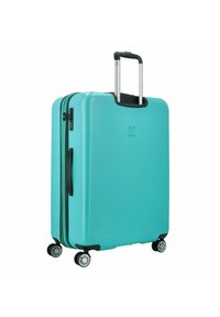Maleta rígida de color turquesa con un mango retráctil, dobles cremalleras y cuatro ruedas giratorias para facilitar su movilidad. Presenta una superficie texturizada.