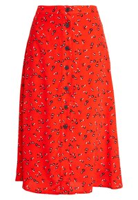 Jupe midi rouge en tissu léger avec un motif floral noir et blanc, dotée d'une fermeture à boutons à l'avant et d'un design évasé.