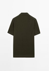 Polo shirt verde khaki realizzato in cotone liscio, con colletto classico, maniche corte e orlo dritto con dettagli a coste.