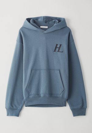 Modrá bavlněná mikina s kapucí, přední kapsou, žebrovanými manžetami a stažitelnou kapucí. Na hrudi má černé logo "HL". Měkká textura.