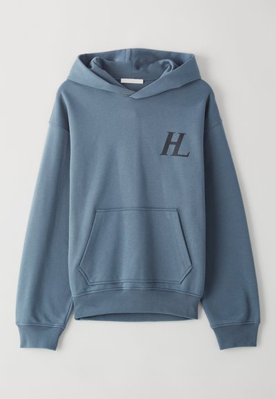 Felpa blu in cotone con tasca frontale, polsini a coste e cappuccio regolabile con lacci. Presenta un logo "HL" nero sul petto. Texture morbida.