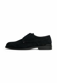 Marineblauwe suede schoenen met een ronde neus, 6 vetersleuven en contrasterende stiksels. Bevat een zwarte rubberen zool en minimale branding.
