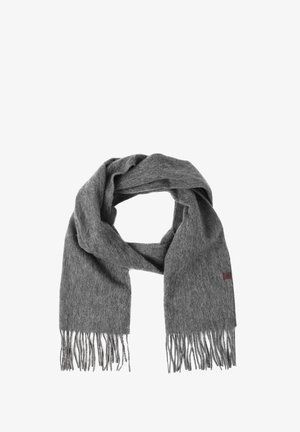 Sciarpa in lana grigia con tessitura morbida, caratterizzata da bordi sfrangiati e una piccola targhetta con logo in pelle, drappeggiata con un nodo casuale.