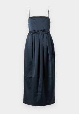 Večernja haljina od tamnoplave saten tkanine s tankim naramenicama, prilagođenim gornjim dijelom, nabranim pojasom i detaljem mašne sprijeda.
