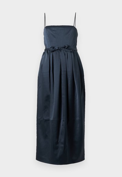Βραδινό φόρεμα από σατέν σε ναυτικό μπλε χρώμα, με λεπτούς ιμάντες, εφαρμοστό μπούστο, συγκεντρωμένη μέση και λεπτομέρεια φιόγκου στο μπροστινό μέρος.