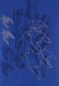 Blauwe hoodie met een gestructureerde afbeelding met verschillende patronen, strepen en metallic accenten, waaronder studs en verhoogde letters.