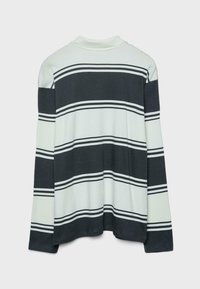 Majica s dugim rukavima s horizontalnim tamnosivim i bijelim prugama te rebrastim okruglim vratom. Izrađena od mekanog, laganog materijala.