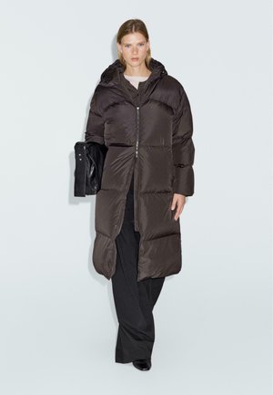 LONG WATER-REPELLENT HOODED PUFFER - Daunenmantel - dark brown