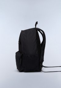 Svart ryggsäck med ett texturerat, vattentåligt tyg. Har vadderade axelremmar, en sidoväskficka i nät och ett handtag upptill.