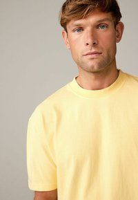 Next HEAVYWEIGHT - Tricou basic - yellow garment dye