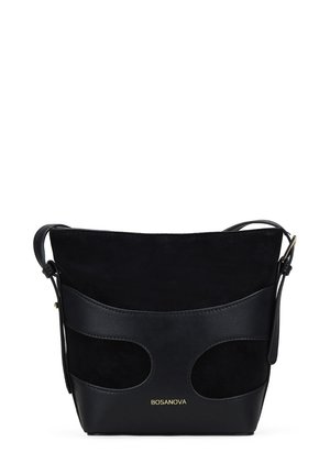 Bolso tipo bucket de cuero negro y ante con cortes laterales y un logo dorado. Correa ajustable, textura suave y forma estructurada.