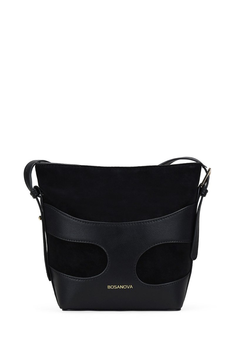 Bolso tipo bucket de cuero negro y ante con cortes laterales y un logo dorado. Correa ajustable, textura suave y forma estructurada.
