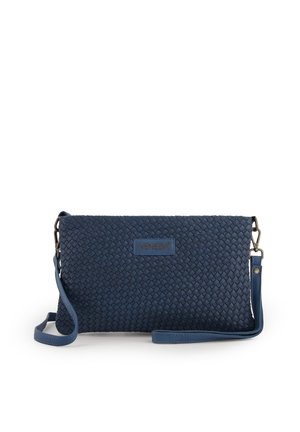 Blaues gewebtes Clutch-Bag mit strukturierten Oberfläche, abnehmbarem Trageriemen und rechteckiger Form. Mit einem Logo-Patch auf der Vorderseite.
