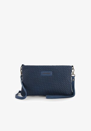 Blå vævet clutch bag med en struktureret overflade, aftagelig rem og rektangulær form. Har et logo patch på fronten.