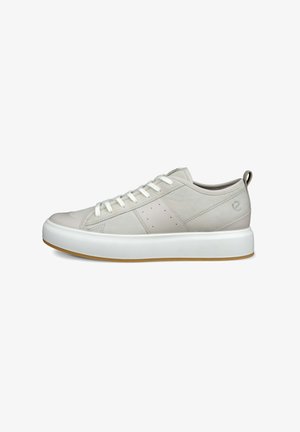 Sneaker in pelle grigia chiara, con lacci bianchi, finitura liscia, dettagli perforati e una suola spessa bianca con fondo beige.