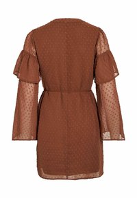Robe marron texturée avec manches bouffantes transparentes, motif à pois et ceinture nouée. Le dos présente un décolleté en V et une silhouette ajustée.