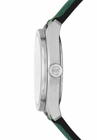 Silberner Edelstahlarmbanduhr mit grünem, strukturiertem Armband, runder Ziffernblatt und seitlicher Krone mit graviertem Logo. Flaches, minimalistisches Design.
