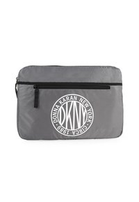 Funda de ordenador portátil de nylon gris con cierre de cremallera, presenta un logo blanco y un diseño de texto circular, fabricada con material duradero y de forma rectangular plana.
