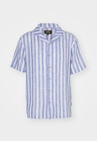 Short-sleeve button-up shirt in light blue and white vertical stripes, made of linen, with a notched collar and tan buttons.