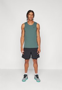 Nike Performance HYVERSE TANK - Viršus - vintage green/black