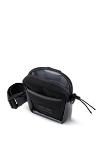 Borsa a tracolla nera con chiusura a zip, dotata di una tasca frontale in tessuto testurizzato e materiali lisci e lucidi sui lati. Inclusa una tracolla regolabile.