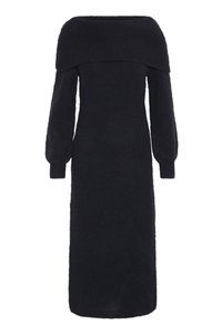 Abito nero, con spalle scoperte e maniche lunghe, realizzato in un morbido tessuto testurizzato; presenta un corsetto aderente e una lunghezza maxi fluida.