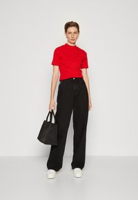 Tommy Hilfiger SLIM CODY CROP MOCK - Camiseta básica - fierce red