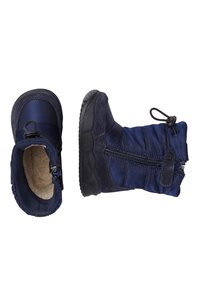Stivali isolati di colore blu navy con esterno in tessuto impermeabile, suola in gomma, chiusura con zip e rivestimento morbido per calore e comfort.