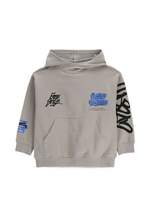 Jasnoszara bluza z kapturem z przednią kieszenią, czarnym napisem "FREE STYLE", niebieską grafiką "KEEP REAL" oraz dużym czarnym graffiti na prawym rękawie.