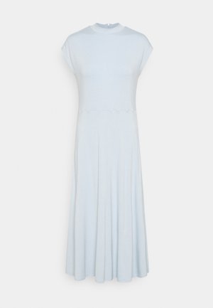 Robe bleu clair à manches courtes avec un col haut. Caractéristiques : corsage ajusté et jupe évasée. Texture lisse et douce. Sans motifs ni accents.