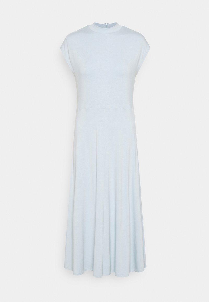 Robe bleu clair à manches courtes avec un col haut. Caractéristiques : corsage ajusté et jupe évasée. Texture lisse et douce. Sans motifs ni accents.
