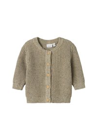 Cardigan en tricot doux beige avec un col rond, des manches courtes et cinq boutons en bois sur le devant. Bord-côte en bas et aux poignets.