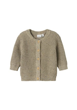Strickjacke in sanftem Beige mit Rundhalsausschnitt, kurzen Ärmeln und fünf Holzknöpfen auf der Vorderseite. Gerippter Saum und Bündchen.