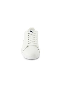 Sneaker bianco con tomaia in pelle liscia, dotata di lacci piatti e un logo blu navy sul lato. Suola in gomma con dettagli testurizzati lungo il bordo.