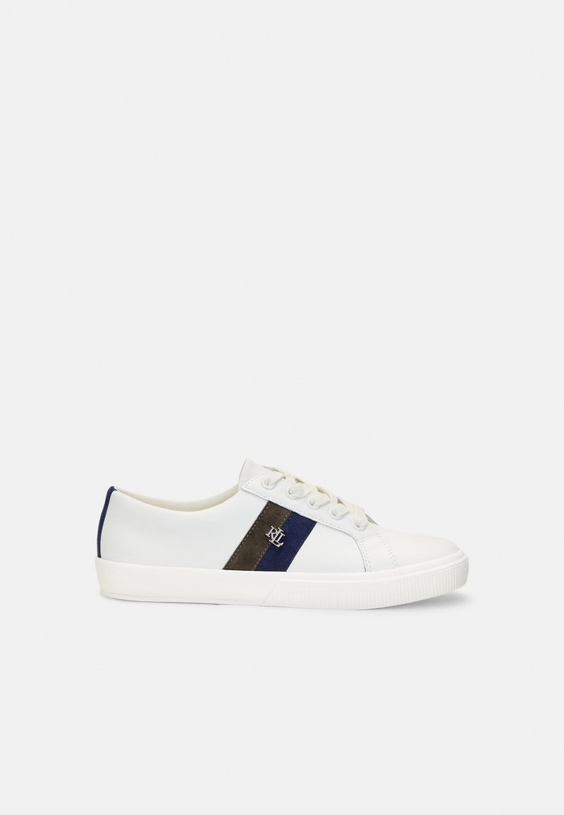 Baskets blanches avec une tige en cuir lisse et une bande bleu marine et verte. Comprend des lacets blancs et un logo discret sur le côté.