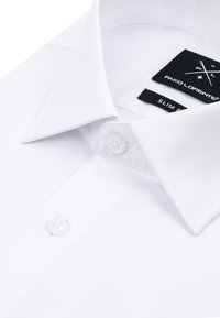 Biała koszula slim fit z wąskim kołnierzykiem, charakteryzująca się gładką fakturą i zapięciem na guziki. Metka z nazwą "Pako Lorente" w czarnym kolorze.