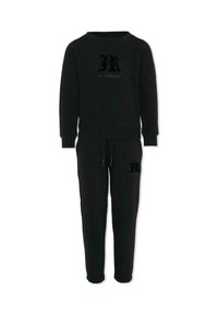 Czarny długi sweatshirt z długim rękawem i pasującymi spodniami dresowymi z nadrukowanym logo "JR John Richmond" na klatce piersiowej i udzie.